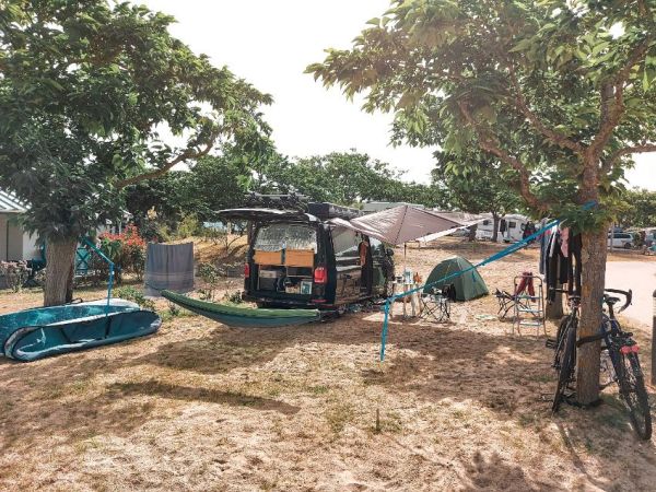 Emplacement camping dans le sable